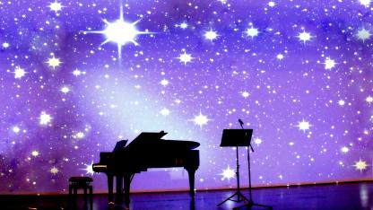 Auf einer Bühne stehen ein Flügel und ein Mikrofon. Sonst ist sie leer. Die Gegenstände sind durch das Gegenlicht nur mit schwarzen Umrissen zu erkennen. Der Hintergrund ist in Lilatönen beleuchtet und zeigt Sterne.