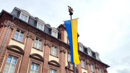 Die Ukrainische Flagge weht vor dem Heidelberger Rathaus